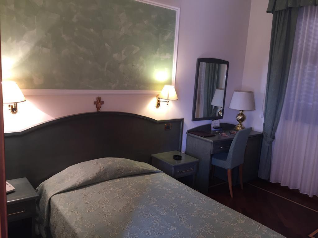 Oscar E Amorina Montegiorgio Habitación foto