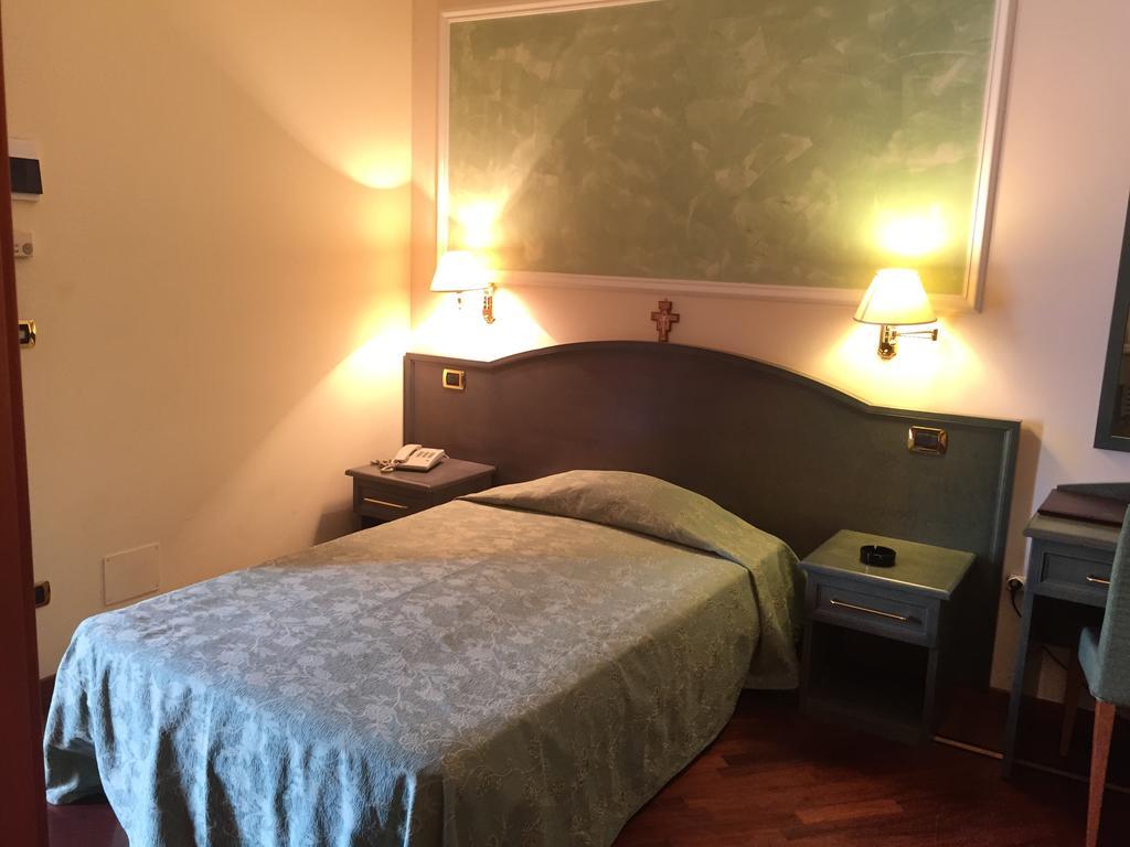 Oscar E Amorina Montegiorgio Habitación foto